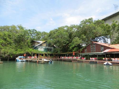 HOTEL BACKPACKERS RIO DULCE
