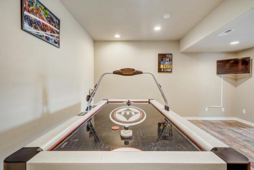 Mountain Breeze Villa w Mountain Views and Air Hockey in Monument, USA