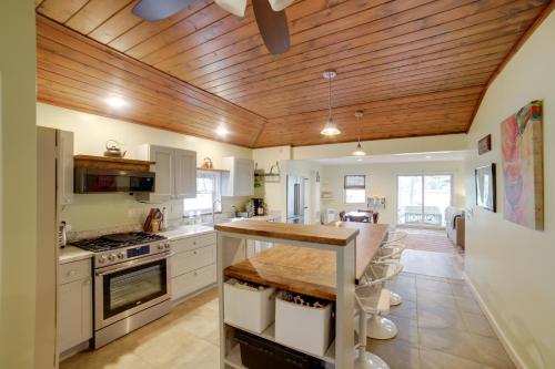 Homey Lakefront Escape with Boat Dock, Fire Pit in Cascade, USA