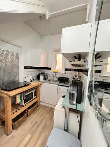 Kitchen, Bournemouth. Private Self Contained space. in Bournemouth Suburbs