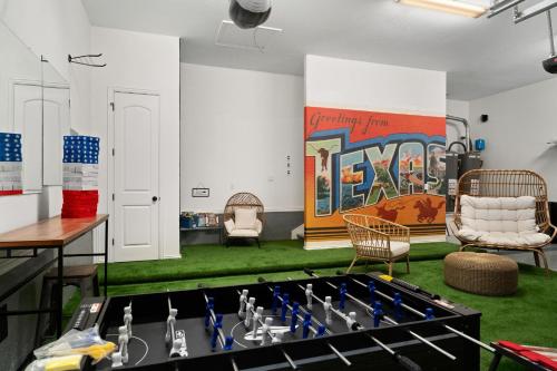 Upstay - Spacious Home w Pool-Hot Tub-Office-Yard in Austin, USA