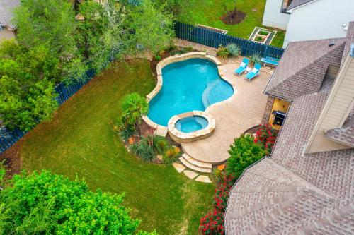 Upstay - Spacious Home w Pool-Hot Tub-Office-Yard in Austin, USA