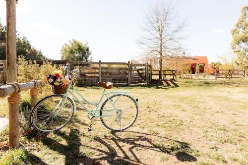 Self contained romantic Farmstay in Waipara wine country with bath and fire