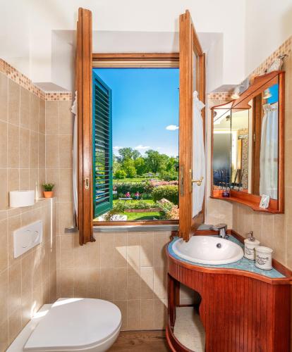 Single Room with Private External Bathroom image 2