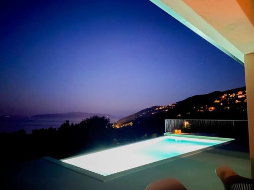 สระว่ายน้ำ, Villa Maritima Opatija-Meerblick-Infinity Pool-Luxus-Relax in โปเลียเน