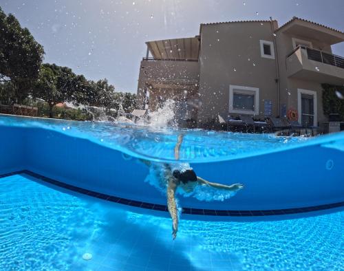 Four Seasons private villa - seaview - big heated pool - gym - sport activities