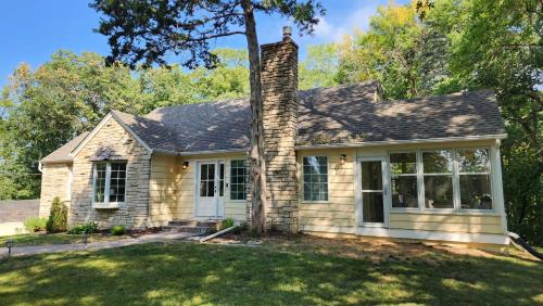 Cheerful 3-bedroom in Wayzata on private wooded lot