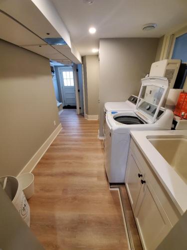 Cheerful 3-bedroom in Wayzata on private wooded lot in Wayzata, USA