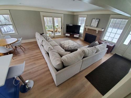 Cheerful 3-bedroom in Wayzata on private wooded lot in Wayzata, USA