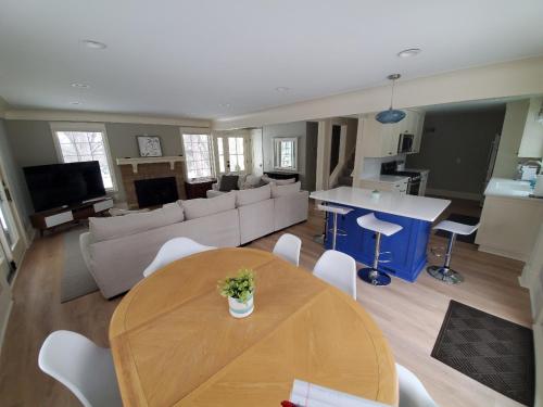 Cheerful 3-bedroom in Wayzata on private wooded lot in Wayzata, USA