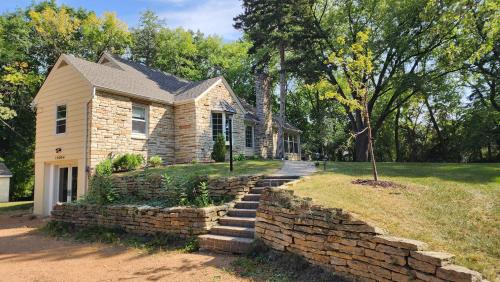 Cheerful 3-bedroom in Wayzata on private wooded lot in Wayzata, USA
