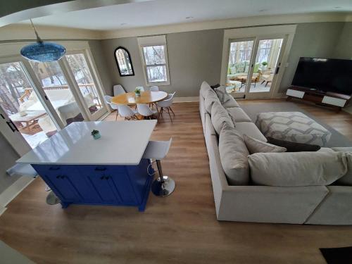 Cheerful 3-bedroom in Wayzata on private wooded lot