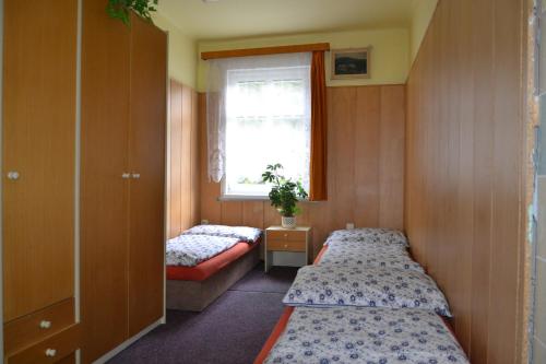 3 twin beds