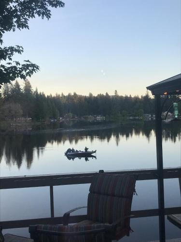 Guppies Lakehouse-Prvt. Lake Acc, Close to Rainier