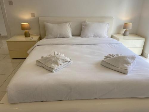 Spectacular Distant Seaview Apt