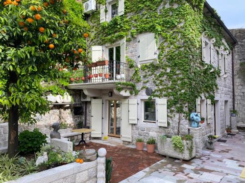 Зовнішній вигляд готелю, Olea Apartments in a Historic 17th Century Palace Perast in Пераст