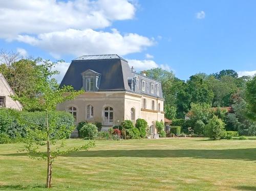 Manoir 19e vallée Chevreuse, 30km de Paris gîte à louer Le Mesnil-Saint-Denis