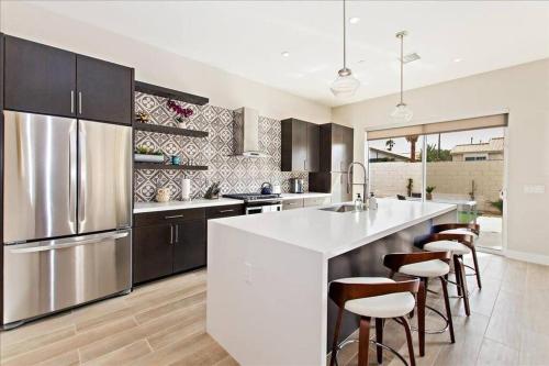 Modern 3 bdrm 3 Bth stunner! in La Quinta, USA