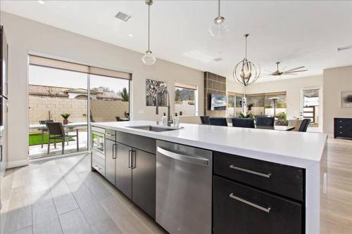 Modern 3 bdrm 3 Bth stunner! in La Quinta, USA
