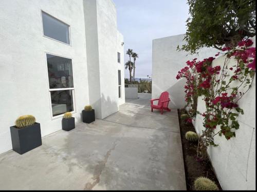 The Pink Paloma - A Barbie Inspired Villa in Palm Springs in Palm Springs, USA