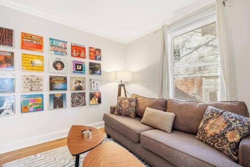 Retro 1BR for 4 with King Bed near Zoo and Liberty Bowl