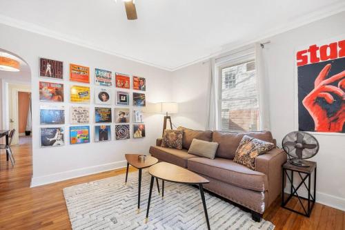 Retro 1BR for 4 with King Bed near Zoo and Liberty Bowl