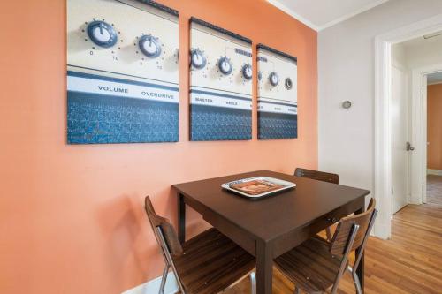 Retro 1BR for 4 with King Bed near Zoo and Liberty Bowl