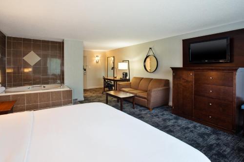 Crowne Plaza Chicago-Northbrook, an IHG Hotel