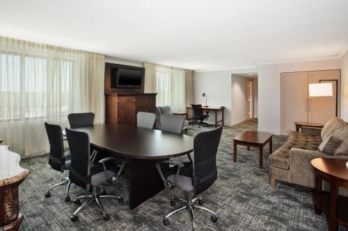 Crowne Plaza Chicago-Northbrook, an IHG Hotel