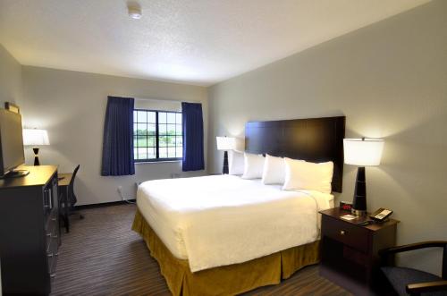 Cobblestone Inn & Suites - Holstein