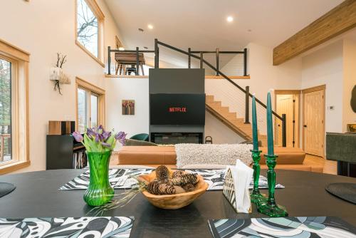 Newly Built Lakeview Escape with Game Room, Spa, Hot Tub in McHenry, USA