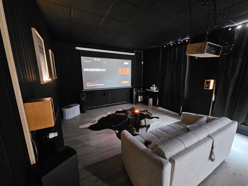 المرافق, BLACK BOX CINEMA appartement avec balnéo (BLACK BOX CINEMA appartement avec balneo) in Epinal Town Center