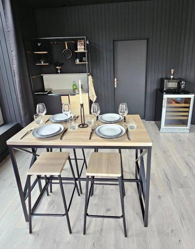 مطبخ, BLACK BOX CINEMA appartement avec balnéo (BLACK BOX CINEMA appartement avec balneo) in Epinal Town Center