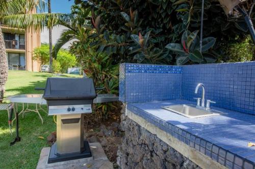 Stunning Maui Direct Ocean front on the beach, Walk to beach from Condo, Watch Turtles, Whales, AC in all rooms ocean view Pool and Spa detail