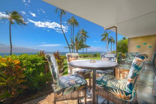 Stunning Maui Direct Ocean front on the beach, Walk to beach from Condo, Watch Turtles, Whales, AC in all rooms ocean view Pool and Spa detail