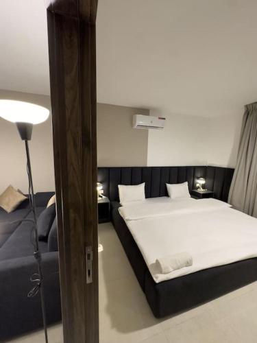 Stylish Luxe Apartment F/R 0001 - image 3
