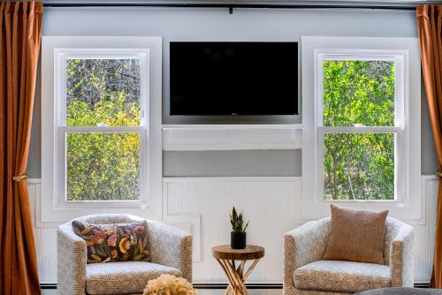 Wooded Catskills Farmhouse near Woodstock -Hot Tub, Fire Pit, Outdoor Movies & More in Saugerties, USA