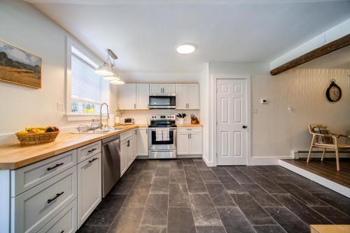 Wooded Catskills Farmhouse near Woodstock -Hot Tub, Fire Pit, Outdoor Movies & More in Saugerties, USA
