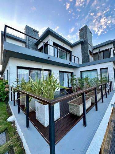 . Amplio duplex al mar en manantiales