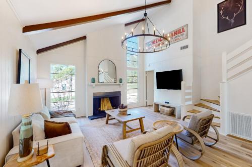 . Modern Treehouse Vibes Close to Club and Lake