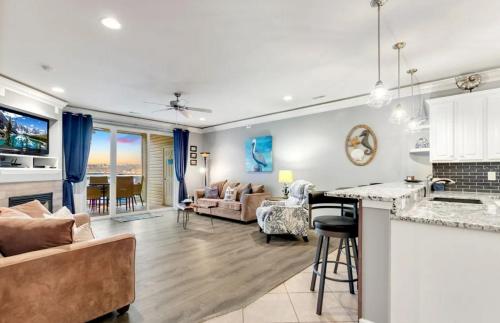 Designer Condo: Incredible View-Elevator-Dock-Pool