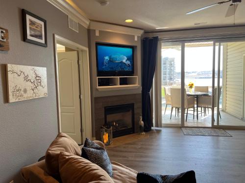 Designer Condo: Incredible View-Elevator-Dock-Pool