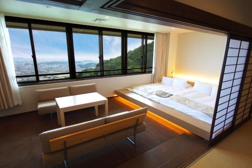 Setre Highland Villa Himeji Setre Highland Villa Himeji is perfectly located for both business and leisure guests in Hyogo. Featuring a satisfying list of amenities, guests will find their stay at the property a comfortable one.
