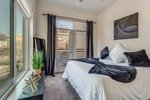 Spectacular Condo facing Riverwalk w Free Parking Pet Friendly Centrally Located on Riverwalk in San Antonio, USA