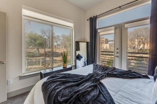Spectacular Condo facing Riverwalk w Free Parking Pet Friendly Centrally Located on Riverwalk in San Antonio, USA