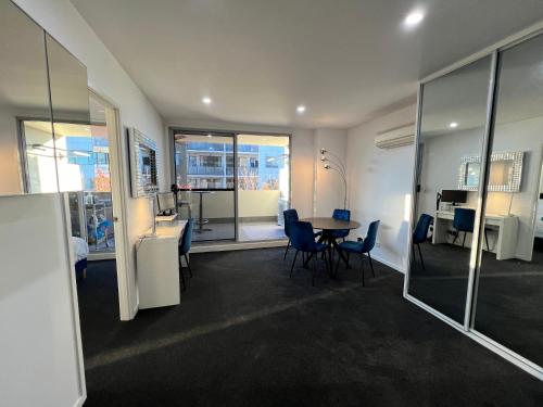 2BR Apt Gungahlin Square Luxe Central Wifi Wine SecurePark