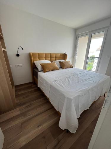 Three-Bedroom Apartment with Balcony image 10
