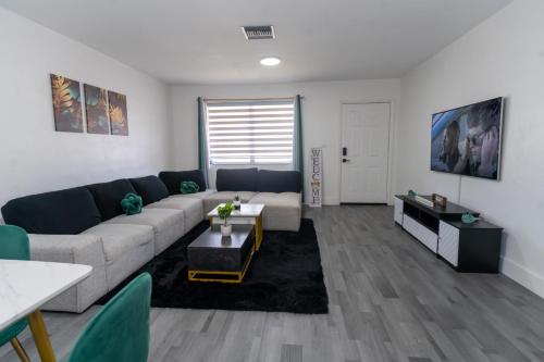 Modern 2BR Unit Near Downtown in Miami, USA