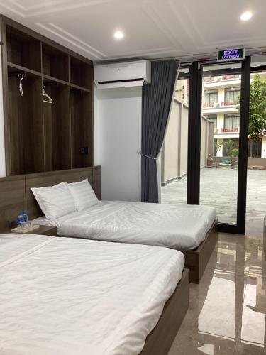 8 queen beds