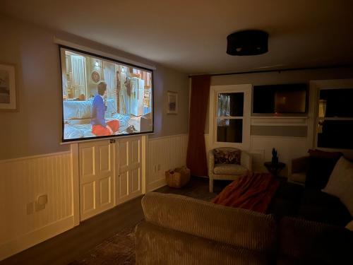 Wooded Catskills Farmhouse near Woodstock -Hot Tub, Fire Pit, Outdoor Movies & More in Saugerties, USA